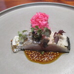 馳走西健一 - 泳がせの鰆：泳がせで 活き〆にした新鮮な鰆を炭火で軽く炙り、レア感たっぷりに仕上げてあります。粒マスタードソースを下に敷き、芽紫蘇をトッピングし、紫キャベツのサラダが美しく添えられています。マスタードの粒がくちの中で弾ける食感が鰆のお味にとてもマッチしていますネ！