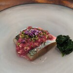 馳走西健一 - 鯵 山椒のオイル：鯵の下に山椒のオイルを敷き、上にはコンソメスープで味付けしたレッドオニオン、ビーツ、枝豆 etc。のソースがかけられ 穂紫蘇と芽葱が飾られ、モロヘイヤのお浸しが添えられています。鯵の食感やお味の概念が変わりました。素晴らしい！