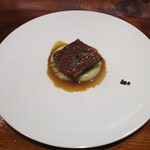 馳走西健一 - 鹿肉のロースト：静岡県産　3歳メスの鹿肉をゆっくりとローストしてあります。マッシュポテトに玉取茸（静岡県藤枝市岡部町玉取で栽培される椎茸）を置き、さらにローストした鹿肉が盛り付けられています。 うえには芽葱を散らしてあり、黒胡椒（ホール）が添えられ、フォンドボーと醤油のソースで 鹿肉のうま味のある柔らかで しっとりとした食感を楽しみました。♪♬