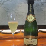 馳走西健一 - Chinchilla（シャンシーラ）シャンパン：フランス シャンパーニュ地方。