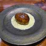 馳走西健一 - 生シラスのパイ包み：今朝 獲れたばかりの新鮮な生シラスを使用して、玉葱と大葉で包みブールブランと呼ばれる鰯の魚醤ホワイトソースと共にパイ包みにして、中心部がレアになるようにこんがりと焼き上げてあります。パイの包み焼きは 西健一シェフのスペシャリテとも言える一品で、提供されると周囲に熱したバターの良い香りが広がります。♪♬