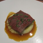 馳走西健一 - 鹿肉のロースト：静岡県産　3歳メスの鹿肉をゆっくりとローストしてあります。マッシュポテトに玉取茸（静岡県藤枝市岡部町玉取で栽培される椎茸）を置き、さらにローストした鹿肉が盛り付けられています。 うえには芽葱を散らしてあり、黒胡椒（ホール）が添えられ、フォンドボーと醤油のソースで 鹿肉のうま味のある柔らかで しっとりとした食感を楽しみました。♪♬