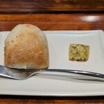 馳走西健一 - パン：フランスから取り寄せたパン ＆ 海藻を練り込んだバター。