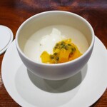 馳走西健一 - デセール：静岡県藤枝のマンゴーにパッションフルーツとココナッツブランマンジェ。