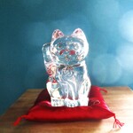 馳走西健一 - 入店すると、迎えてくれるバカラの招き猫。