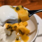馳走西健一 - デセール：静岡県藤枝のマンゴーにパッションフルーツとココナッツブランマンジェ。