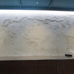 馳走西健一 - カウンター席の前面に広がる世界地図のボード。