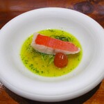 馳走西健一 - 神経〆の金目鯛：船上で神経〆した 綺麗な赤色が印象的な金目鯛が 魚介のお出汁・サフラン・ハーブのスープに 細切りにしたズッキーニとローストしたプチトマトと共に提供されます。ほんのりと柚子が香ります。♪♬