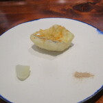 馳走西健一 - エボダイのフリット：揚げたてのエボダイは身がフワッフワで超薄衣がサクサクで、ペコロスのピクルスが添えられ、旨みのある椎茸塩と共にいただきます。 