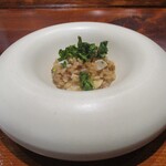 馳走西健一 - リゾット：ブイヤベースのリゾットに 今日の料理で余剰した魚介を使用して、芽葱を散らしたうえに 揚げたケールをトッピングしてあります。