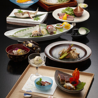 旬を味わう料理長おまかせのコースをお愉しみくださいませ