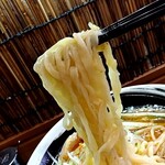 俺の中華たなか家 - 自家製太麺に冷たい❄♦紅色♦スープが絡んできます(*^^*)d