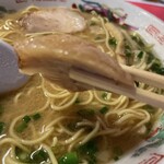 一九ラーメン - 分厚いから撮ったが、カメラ下手くそ。