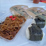 まおちゃんのおつかい便 - 焼きそば(¥500)と 塩おむすび(¥600)美味しい！