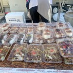 まおちゃんのおつかい便 - きほく燈籠祭でテント販売の おむすびと焼きそば