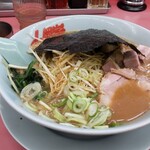 山岡家 - 薬味ネギと白髪ネギが合わさるのもオツなもんです。