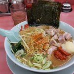 山岡家 - 肉まみれ（ネギ）みそラーメンの板海苔を縁に差すワタシ