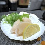 いつも月よに米のめし - 帆立のお刺身(1,100円）・・帆立は2個。