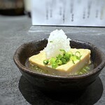いつも月よに米のめし - ◆お通し（お会計から逆算すると多分400円）・・厚揚げの煮浸しで、お味は普通です。