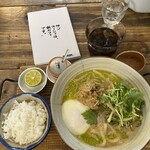 サンスーシー - みよ‼️100点を出した  緑の坦々うどん  柑橘も 辛味も味変できる  スープに浮いてる 緑色はハラペーニョオイル！これ凄い‼️