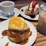 SHUTTERS 吉祥寺 - 手前がキャラメルソース、奥がラズベリーソース。結構大きいです