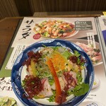三代目網元 魚鮮水産 - 海鮮サラダ(ハーフ)572円
