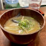 どぜう・四季料理 やぶや - どじょう汁（¥780税込）
      丸どじょうが数匹と牛蒡とネギのお味噌汁です♪
      この滋味溢れる豊かなお味、喉から食道をとおって胃に落ちて染みていく感じ、呑んだあとの〆に最高です(*´ω`*)♡