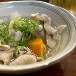 どぜう・四季料理 やぶや - 塩もつ煮（¥680税込）
      品良く絶妙な生姜とニンニクの加減でさっぱり味に煮込まれたもつはプルン、キュッとしてめちゃくちゃ美味しい！