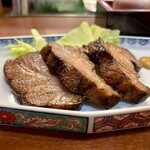 どぜう・四季料理 やぶや - 味噌煮焼豚（¥780税込）
      こんがり焼けた香ばしさ、芳醇な味噌の香りと肩ロースの程よい脂の甘み、パサつき感のまったくないジューシーな火入れ加減。 ｳ,ｳﾏ━━━Ψ(°д°;!)━━━ｽ!!!!!