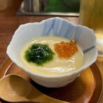 どぜう・四季料理 やぶや - 冷製茶碗蒸し（お通し）
      これだ！こんなスゴいお通しを出す店ってある⁉︎
      暑い日のおもてなしに上品な冷たい茶碗蒸し、上には青海苔とイクラ、中には貝柱と海老♡ ………( °ω°; )、、、激ウマ〜！！！