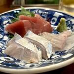 どぜう・四季料理 やぶや - お刺身3点盛り（値段不明）
      マグロ、ヒラメ、太刀魚、いつもながら素晴らしいお刺身たち。