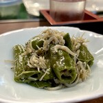 どぜう・四季料理 やぶや - 万願寺じゃこ煮（¥490税込）
      京野菜の万願寺とうがらしとじゃこの定番の組み合わせですが、大将の手にかかると品のある素晴らしい煮物になります(๑˃̵ᴗ˂̵)ｫｨｼｨ~