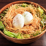 ローストチキンダイニング 吉田チキン - 鳥の巣をイメージしたパリパリ鳥の巣サラダです