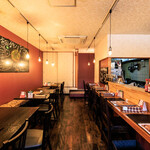 ローストチキンダイニング 吉田チキン - 1Fはカウンター席とテーブル席