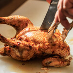 ローストチキンダイニング 吉田チキン - 時間をかけて焼き上げた丸鶏を丁寧にカットしてご提供します