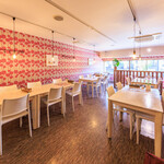 ローストチキンダイニング 吉田チキン - 2Fはテーブル席のみですが、グループでの宴会にも対応