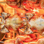 ローストチキンダイニング 吉田チキン - 専用のロースターでじっくりと時間をかけて焼き上げます。