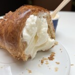 GROM - Gelato を Croissant に載せて食べる