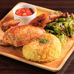 ローストチキンダイニング 吉田チキン - 鶏半身分の骨付ローストチキンを豪快に乗せました。