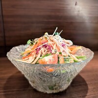 キッチンボンノ 桜木町 - 森農園と阿波尾鶏のサラダ