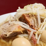 ラーメン二郎 - 豚の厚み