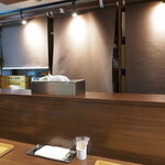 NIBOSHI MANIA - カウンタ―。「東京製麺」の麺箱が見える。