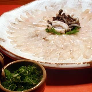 新鮮な穴子のお造りなど、地元食材で織りなすコースを