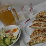 どさん娘 - 料理写真:生ビール大¥800,餃子¥400,お通し¥0