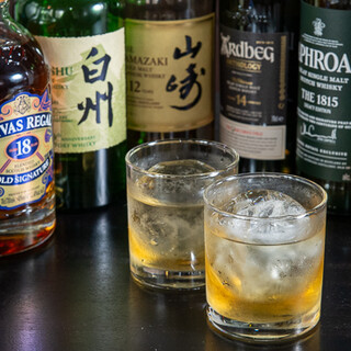 多彩なウイスキーをはじめ、ビールやソフトドリンクなど充実