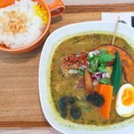 Trees' Cafe - メイン:ぽーく×スープ:北海道
　辛さLv.1　 ¥1,380
　
　＋ご飯:中盛　¥200