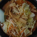 どさん娘 - 坦々麺¥800也。肉味噌ラーメンがウリながら、坦々麺には肉は入らず。飲み納めに、私的には問題なし。おそらく練りゴマといりごま、でごま風味香る辛め抑え目（とはいえ辛みあり）。