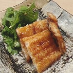 鮨 しゅん輔 - 対馬の焼き穴子。山葵菜を酢と塩と胡麻で和えました