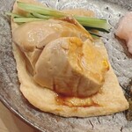 鮨 しゅん輔 - 鮟肝は炊いたお揚げに巻いていただきます