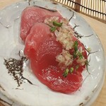 鮨 しゅん輔 - 気仙沼の鰹。地味を味わうため、薬味は茗荷と穂紫蘇のみ